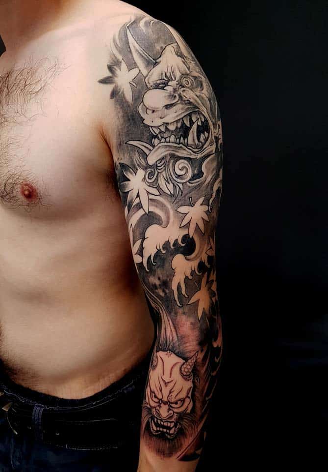 tatouage masque japonais par Zoran Tattoo Vevey