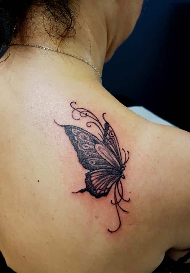 Les petits tatouages minimalistes tatouage papillon 