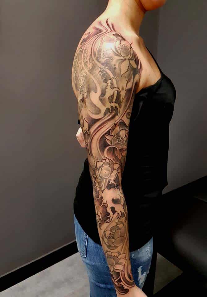 tattoo bras fleurs de lotus vague Zoran Tattoo Vevey