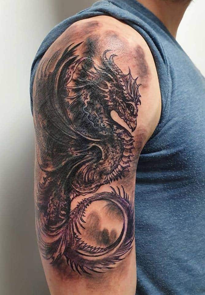 Tatouage d'un dragon médiéval sur un bras