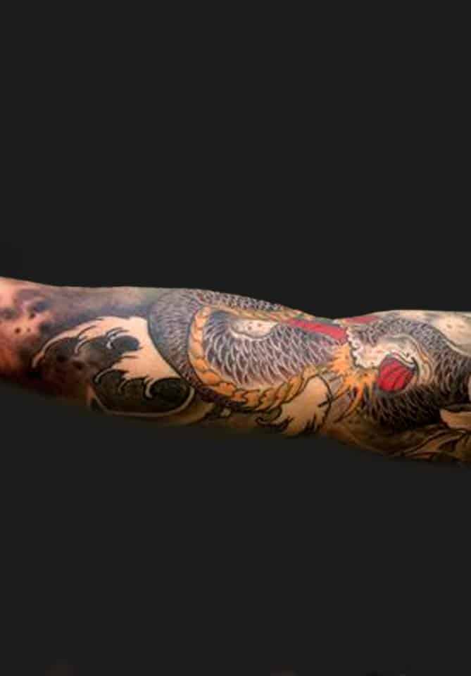 Découvrez l'art du tatouage suisse tattoo d'un bras vague style japonais